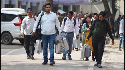 Polling teams on their way to their assigned booths, where voting will begin at 8am and continue until 6pm. (Parveen Kumar/HT PHOTO) Polling teams on their way to their assigned booths, where voting will begin at 8am and continue until 6pm. (Parveen Kumar/HT PHOTO)