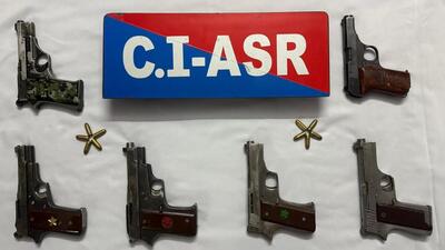 The counter-intelligence (CI) team of Amritsar police busted an illegal weapon smuggling module with the arrest of a member of the Jaggu Bhagwanpuria gang and recovered six .32-bore pistols along with 10 cartridges from him. (HT Photo) The counter-intelligence (CI) team of Amritsar police busted an illegal weapon smuggling module with the arrest of a member of the Jaggu Bhagwanpuria gang and recovered six .32-bore pistols along with 10 cartridges from him. (HT Photo)