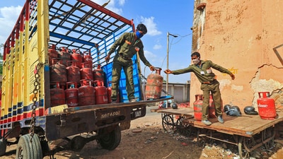 This hike comes after OMCs reduced commercial LPG cylinder prices by ₹7 in February. (PTI) This hike comes after OMCs reduced commercial LPG cylinder prices by ₹7 in February. (PTI)