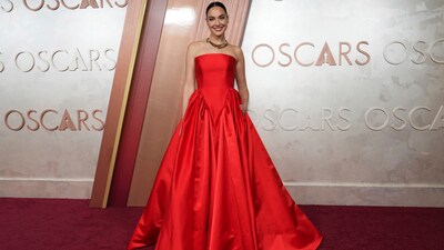 Gal Gadot makes a stunning arrival at the Oscars. The Wonder Woman star dazzles in a red strapless column gown. She paired it with a choker necklace. (Jordan Strauss/Invision/AP) Gal Gadot makes a stunning arrival at the Oscars. The Wonder Woman star dazzles in a red strapless column gown. She paired it with a choker necklace. (Jordan Strauss/Invision/AP)