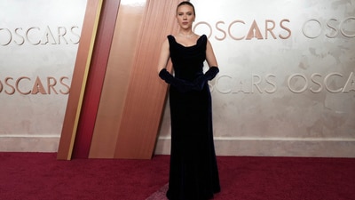 Scarlett Johansson arrives at the Oscars in a head-to-toe black look featuring a figure-hugging gown, Opera gloves, and diamond jewels. (Jordan Strauss/Invision/AP) Scarlett Johansson arrives at the Oscars in a head-to-toe black look featuring a figure-hugging gown, Opera gloves, and diamond jewels. (Jordan Strauss/Invision/AP)