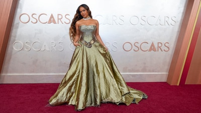 H.E.R. poses during the Oscars arrivals. The singer wore a strapless silver and mint green gown with a choker neckpiece. (Jae C. Hong/Invision/AP) H.E.R. poses during the Oscars arrivals. The singer wore a strapless silver and mint green gown with a choker neckpiece. (Jae C. Hong/Invision/AP)