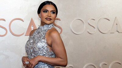 Mindy Kaling poses on the red carpet during the Oscars arrivals at the 97th Academy Awards. Kaling is nominated for her work as a producer on Anuja, a live-action short film.&nbsp; (REUTERS)