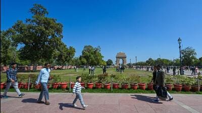 Cold winds swept through Delhi on Sunday, keeping the maximum temperature at 27°C. (Sanchit Khanna/HT Photo) Cold winds swept through Delhi on Sunday, keeping the maximum temperature at 27°C. (Sanchit Khanna/HT Photo)