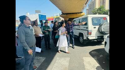 Divisional commissioner Roshan Jacob conducting a surprise inspection on Sunday. (HT PHOTO) Divisional commissioner Roshan Jacob conducting a surprise inspection on Sunday. (HT PHOTO)