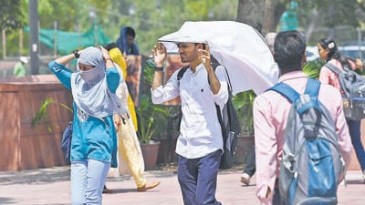 People brave the heat wave in hot summer afternoon at Kartavaya Path ,in New Delhi, in June 13, 2024. (HT Photo) People brave the heat wave in hot summer afternoon at Kartavaya Path ,in New Delhi, in June 13, 2024. (HT Photo)
