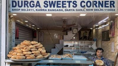 The crispy crackly khajla surfaces during the ramzan when Muslims fast from dawn to dusk. (HT Photo) The crispy crackly khajla surfaces during the ramzan when Muslims fast from dawn to dusk. (HT Photo)