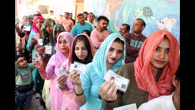 Voters in Rohtak waiting to cast their votes in the municipal corporation on Sunday. (Manoj Dhaka/HindustanTimes)