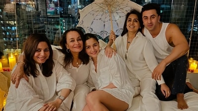 (L-R) Shaheen Bhatt, Soni Razdan, Alia Bhatt, Neetu Kapoor and Ranbir Kapoor pose for a picture. (L-R) Shaheen Bhatt, Soni Razdan, Alia Bhatt, Neetu Kapoor and Ranbir Kapoor pose for a picture.
