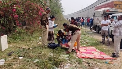 Police personnel and forensic team investigate at the spot after the body of an unidentified woman was found stuffed in a suitcase, near Sampla bus stand, in Rohtak, Saturday, March 1, 2025 (PTI) Police personnel and forensic team investigate at the spot after the body of an unidentified woman was found stuffed in a suitcase, near Sampla bus stand, in Rohtak, Saturday, March 1, 2025 (PTI)