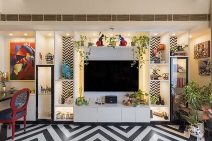 The space near TV can be decorated. (Bravur’a Design)