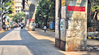 Wadala road cleared for commuters after 10 years, 600 vehicles removed Wadala road cleared for commuters after 10 years, 600 vehicles removed