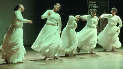 Preeti Tiwari and her group presenting Haman Hai Ishq Mastana during the Dastak Youth Festival (Photo: HT) Preeti Tiwari and her group presenting Haman Hai Ishq Mastana during the Dastak Youth Festival (Photo: HT)