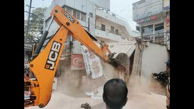 PMRDA has urged those with unauthorised structures along highways to remove them voluntarily. (HT PHOTO) PMRDA has urged those with unauthorised structures along highways to remove them voluntarily. (HT PHOTO)