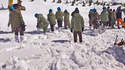 The final corpse recovered from the avalanche scene yesterday was transported to Joshimath today, as per Chamoli's DM Sandeep Tiwari (HT photo)