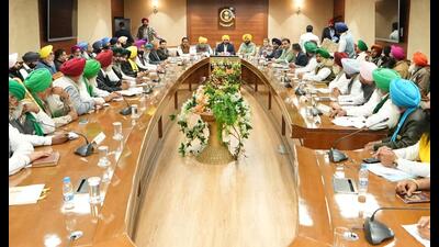 The meeting between Punjab government and Samyukta Kisan Morcha leaders in Chandigarh on Tuesday. (HT Photo) The meeting between Punjab government and Samyukta Kisan Morcha leaders in Chandigarh on Tuesday. (HT Photo)