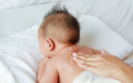 Parents are increasingly concerned about the long-term effects of chemicals on their children's delicate skin. They seek natural, safe, and effective alternatives. (Freepik)