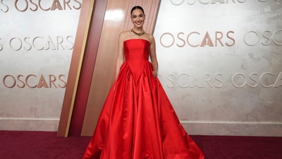 Gal Gadot makes a stunning arrival at the Oscars. The Wonder Woman star dazzles in a red strapless column gown. She paired it with a choker necklace. (Jordan Strauss/Invision/AP) Gal Gadot makes a stunning arrival at the Oscars. The Wonder Woman star dazzles in a red strapless column gown. She paired it with a choker necklace. (Jordan Strauss/Invision/AP)