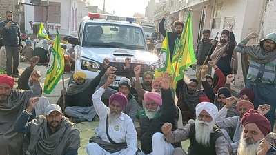 Farmers protesting in Barnala. (HT)