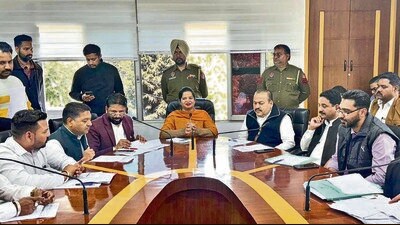 Mayor Inderjit Kaur holds a meeting with members of Municipal Karamchari Dal at MC Zone D office in Ludhiana on Tuesday. (HT PHOTO) Mayor Inderjit Kaur holds a meeting with members of Municipal Karamchari Dal at MC Zone D office in Ludhiana on Tuesday. (HT PHOTO)
