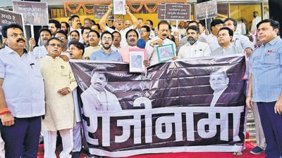 Mumbai, India - March 4, 2025:Opposition party members protest on stairs and demanded of resignation of Dhananjay Munde, during budget assembly session at Vidhan Bhavan, in Mumbai, India, on Tuesday, March 4, 2025. (Photo by Anshuman Poyrekar/ Hindustan Times) (Hindustan Times) Mumbai, India - March 4, 2025:Opposition party members protest on stairs and demanded of resignation of Dhananjay Munde, during budget assembly session at Vidhan Bhavan, in Mumbai, India, on Tuesday, March 4, 2025. (Photo by Anshuman Poyrekar/ Hindustan Times) (Hindustan Times)