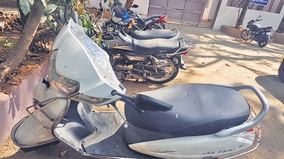 Mumbai, India. Mar 04, 2025: A 25-year-old bike pillion woman rider lost her life after unknown vehicles ran over her at the Bhiwada flyover in Mumbai.Mumbai, India. Mumbai, India. Mar 04, 2025. (Photo by Raju Shinde/HT Photo (Hindustan Times)
