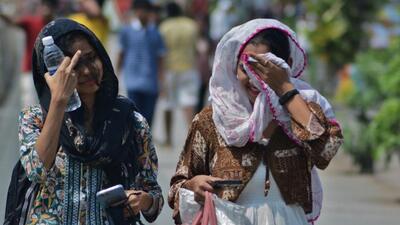 Thane, India - April ,16, 2024: The mercury has gone up a lot in Maharashtra in thane people are seen protecting themselves from the heat in Thane near masunda lake ,in Thane, in Mumbai, India, on, Tuesday, April,16, 2024. ( Praful Gangurde / HT Photo )