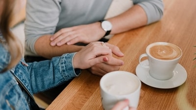 Floodlighting is a manipulative dating trend characterised by excessive emotional sharing. (Unsplash) Floodlighting is a manipulative dating trend characterised by excessive emotional sharing. (Unsplash)