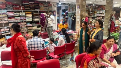 Shoppers crowd a textile store in Lucknow. (HT Photo) Shoppers crowd a textile store in Lucknow. (HT Photo)