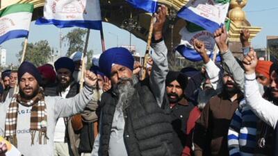 Farmers shout slogans during a protest at the Golden Gate in Amritsar on Wednesday. (Sameer Sehgal/HT)