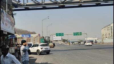 Inadequate signposts on roads from Kothrud to Bavdhan-Pashan and the Satara-Mumbai highway are causing confusion among drivers. (HT PHOTO) Inadequate signposts on roads from Kothrud to Bavdhan-Pashan and the Satara-Mumbai highway are causing confusion among drivers. (HT PHOTO)
