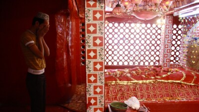 Over the centuries, the spot under the neem tree where Sarmad’s earthly remains were interred transformed into a peaceful Sufi dargah. (HT Photo) Over the centuries, the spot under the neem tree where Sarmad’s earthly remains were interred transformed into a peaceful Sufi dargah. (HT Photo)
