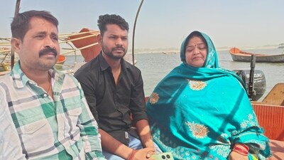 Pintu Mahra with his kin, including his mother, Shuklawati Mahra, on the Sangam banks in Prayagraj. (HT_PRINT) Pintu Mahra with his kin, including his mother, Shuklawati Mahra, on the Sangam banks in Prayagraj. (HT_PRINT)