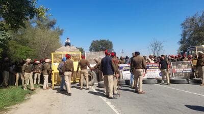 Punjab Police personnel deployed at Gharachon village in Bhawanigarh tehsil of Sangrur district on Wednesday to prevent farm union activists from marching to Chandigarh. (HT Photo) Punjab Police personnel deployed at Gharachon village in Bhawanigarh tehsil of Sangrur district on Wednesday to prevent farm union activists from marching to Chandigarh. (HT Photo)