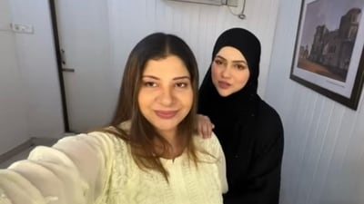 Sana Khan asks Sambhavna Seth to wear burqa. Sana Khan asks Sambhavna Seth to wear burqa.