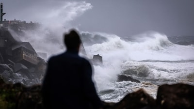 A resident watches massive waves stirred by tropical cyclone Alfred break onto the North Wall breakwater located at the coastal town of Ballina on March 5, 2025. A rare tropical cyclone veered towards Australia's densely populated eastern coast on March 5, forcing scores of schools to close as worried residents stripped supermarket shelves bare. (Photo by DAVID GRAY / AFP) A resident watches massive waves stirred by tropical cyclone Alfred break onto the North Wall breakwater located at the coastal town of Ballina on March 5, 2025. A rare tropical cyclone veered towards Australia's densely populated eastern coast on March 5, forcing scores of schools to close as worried residents stripped supermarket shelves bare. (Photo by DAVID GRAY / AFP)