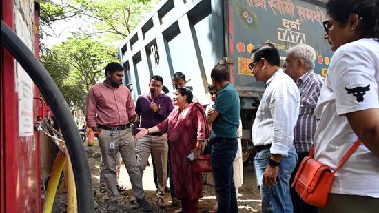 Mumbai, India. Mar 04, 2025: Residents of Khar met with a BMC official regarding road repairs between 10 & 11 Numbers Road in the Khar area of Mumbai. Mumbai, India. Mar 04, 2025. (Photo by Raju Shinde/HT Photo) (Hindustan Times)