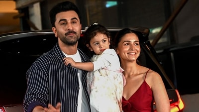 Bollywood actors Ranbir Kapoor (L) and his wife Alia Bhatt pose with their daughter Raha (Photo by Sujit JAISWAL / AFP) (AFP) Bollywood actors Ranbir Kapoor (L) and his wife Alia Bhatt pose with their daughter Raha (Photo by Sujit JAISWAL / AFP) (AFP)