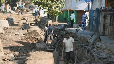 Ongoing drainage, stormwater, and roadworks across Pune have caused traffic congestion and dust-related issues for residents in several areas. (MAHENDRA KOLHE/HT) Ongoing drainage, stormwater, and roadworks across Pune have caused traffic congestion and dust-related issues for residents in several areas. (MAHENDRA KOLHE/HT)