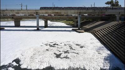 Toxic foam over the Yamuna at the Kalindi Kunj barrage.) (Sunil Ghosh/HT Photo) Toxic foam over the Yamuna at the Kalindi Kunj barrage.) (Sunil Ghosh/HT Photo)