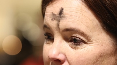 NEW YORK, NEW YORK - MARCH 05: People receive ashes on the forehead on Ash Wednesday at St. Patrick's Cathedral on March 05, 2025 in New York City. Ash Wednesday is the start of Lent, Christianity's 40-day season of prayer, fasting and giving in preparation to honor the resurrection of Jesus Christ on Easter Sunday. The cross which is placed on a worshiper's forehead by a priest indicates that a person belongs to Jesus Christ and is grieving and mourning for their sins. Michael M. Santiago/Getty Images/AFP (Photo by Michael M. Santiago / GETTY IMAGES NORTH AMERICA / Getty Images via AFP) (Getty Images via AFP) NEW YORK, NEW YORK - MARCH 05: People receive ashes on the forehead on Ash Wednesday at St. Patrick's Cathedral on March 05, 2025 in New York City. Ash Wednesday is the start of Lent, Christianity's 40-day season of prayer, fasting and giving in preparation to honor the resurrection of Jesus Christ on Easter Sunday. The cross which is placed on a worshiper's forehead by a priest indicates that a person belongs to Jesus Christ and is grieving and mourning for their sins. Michael M. Santiago/Getty Images/AFP (Photo by Michael M. Santiago / GETTY IMAGES NORTH AMERICA / Getty Images via AFP) (Getty Images via AFP)