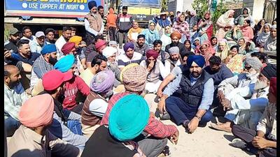 Villagers during the protest at Gaunsgarh in Ludhiana on Thursday. (HT Photo)