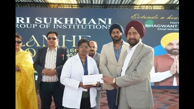 A student being felicitated during the award distribution ceremony at Sri Sukhmani Group of Institutions, Dera Bassi. (HT Photo) A student being felicitated during the award distribution ceremony at Sri Sukhmani Group of Institutions, Dera Bassi. (HT Photo)