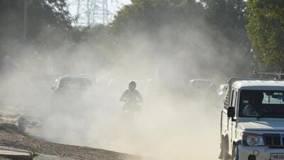 Dust pollution on the Southern Peripheral Road (SPR) near Gurugram Sector 74A on Friday. (Parveen Kumar/HT Photo) Dust pollution on the Southern Peripheral Road (SPR) near Gurugram Sector 74A on Friday. (Parveen Kumar/HT Photo)