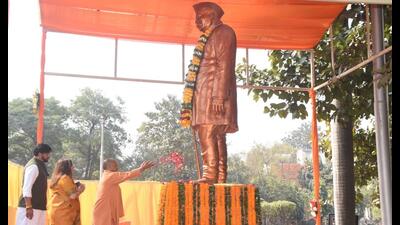 Uttar Pradesh CM Yogi Adityanath paying tribute to Pt GB Pant on his death anniversary in Gorakhpur on March 7. (HT photo) Uttar Pradesh CM Yogi Adityanath paying tribute to Pt GB Pant on his death anniversary in Gorakhpur on March 7. (HT photo)