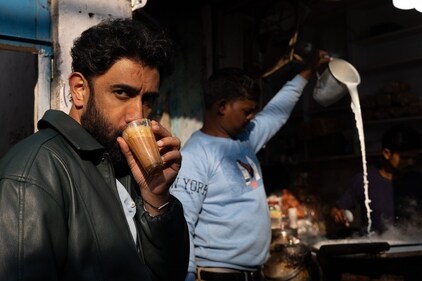 How can one say no to garma garam chai when the receding winter adds a chill to Delhi's spring season. Amit couldn't say no, either! (Photo: Vineet Vohra)