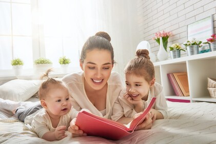 The mother engaging with two children spontaneously and simultaneously helps keep her mind active. (Shutterstock)