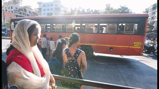 Currently, MSRTC has booths at Katraj, Hinjewadi, Chandani Chowk, Nigadi, Hadapsar, and Ahmednagar Road, where commuters incur a risk by standing on the road to catch ST buses. (MAHENDRA KOLHE/HT PHOTO)