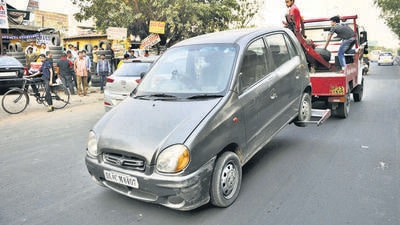 An old vehicle is towed away in NCR. (HT Archive) An old vehicle is towed away in NCR. (HT Archive)
