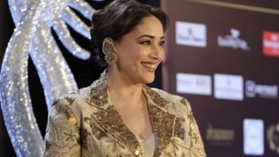 Madhuri Dixit donned a getup in the gilded theme. (PC:IG/@iifa) Madhuri Dixit donned a getup in the gilded theme. (PC:IG/@iifa)